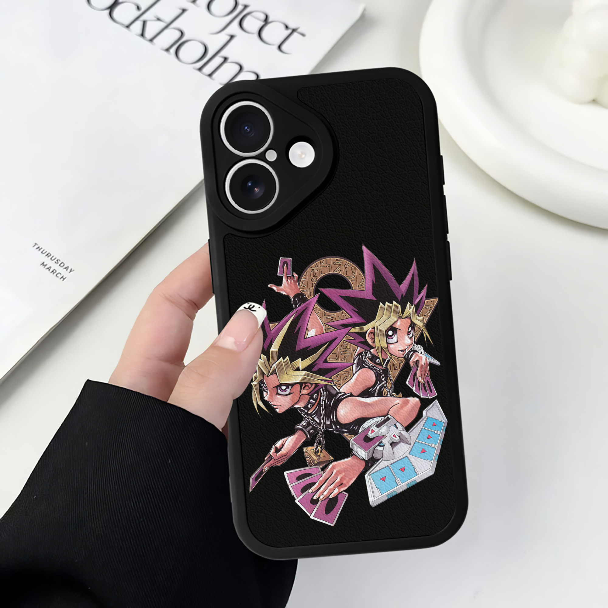 （画像用） 遊☆戯☆王 Yu-Gi-Oh! 【iPhone 16シリーズ対応】シリコンスマホケース（レザー調） 材質：シリコン